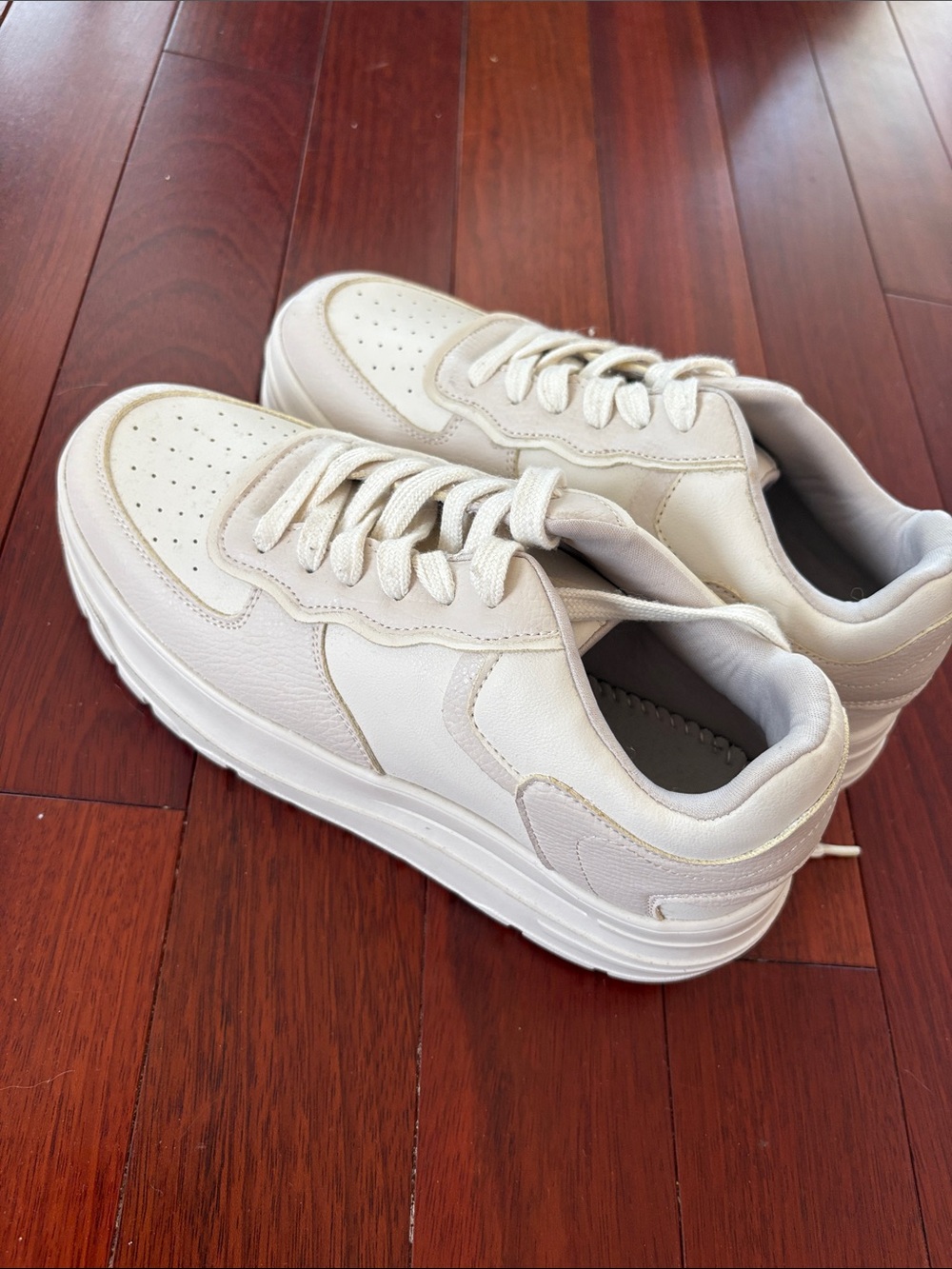 Women’s Cream Low-Top Casual Sneakers